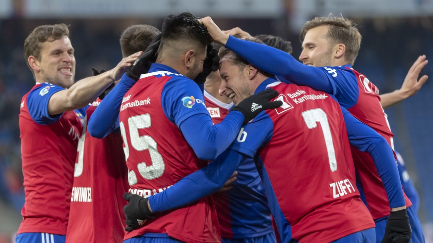 Die Basler freuen sich ueber ihr 1:0 im Fussball Meisterschaftsspiel der Super League zwischen dem FC Basel 1893 und dem FC Zuerich im Stadion St. Jakob-Park in Basel, am Samstag, 4. Mai 2019. (KEYSTO ...