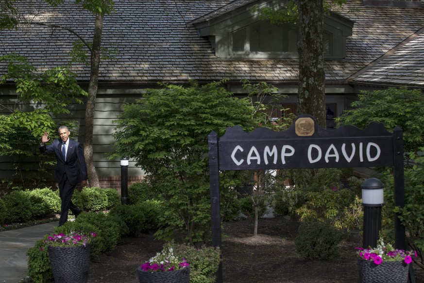 epa04748941 US President Barack Obama walks out of Laurel Lodge for a family photo with leaders of the Gulf Cooperation Council, at Camp David, Maryland, USA, 14 May 2015. Obama met with leaders from  ...