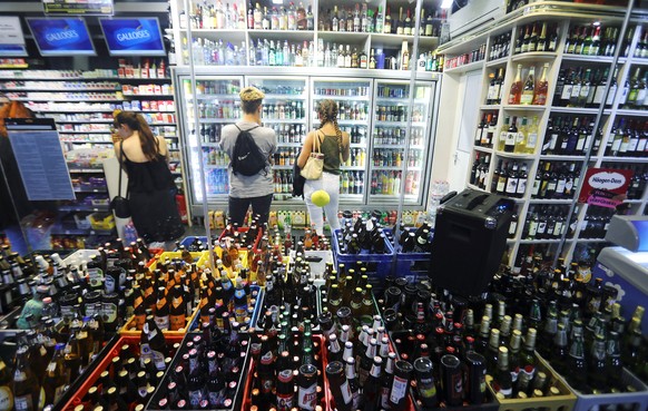 Tourists buy drinks at a store on Schoenhauser Allee street in Berlin, Germany, August 27, 2016. For many Berlin clubbers nights can be long and expensive. So-called &quot;Spaeties&quot; (late night c ...