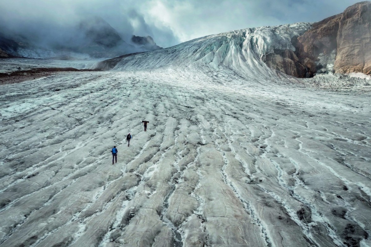 SWISS PRESS PHOTO 23 - 1. PREIS KATEGORIE AKTUALITAET : FABRICE COFFRINI - This picture taken on September 2, 2022 above Ulrichen shows glaciologist and head of 'Glacier Monitoring in Switzerland ...