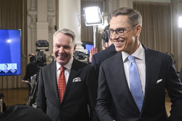 epa11111450 Alexander Stubb (R) from National Coalition Party and Pekka Haavisto (L) from The Greens, during the presidential election in Helisnki, Finland, 28 January 2024. The second presidential el ...