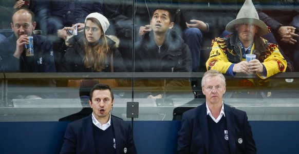 Berns Assistenztrainer Ville Peltonen, links, und Berns Cheftrainer Kari Jalonen, rechts, im Eishockey Meisterschaftsspiel der National League A zwischen dem EV Zug und dem SC Bern am Freitag, 11. Nov ...