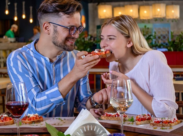 Bruschetta Essen. Gibt immer eine Sauerei.