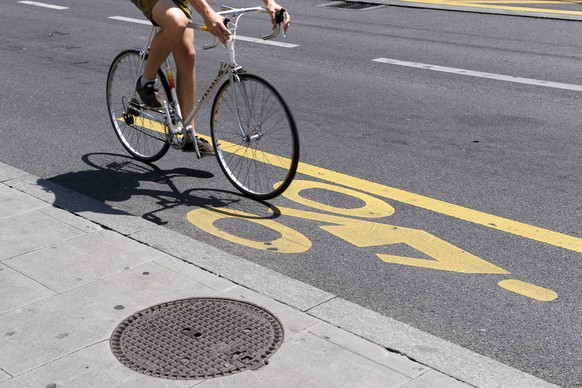 ARCHIVBILD ZUR MK DES BUNDESRATS ZUM BUNDESBESCHLUSS VELOWEGE, AM MONTAG, 2. JULI 2018 - Un velo circule sur une piste cyclable, l&#039;usage illicite des sas a velos et des pistes et bandes cyclables ...