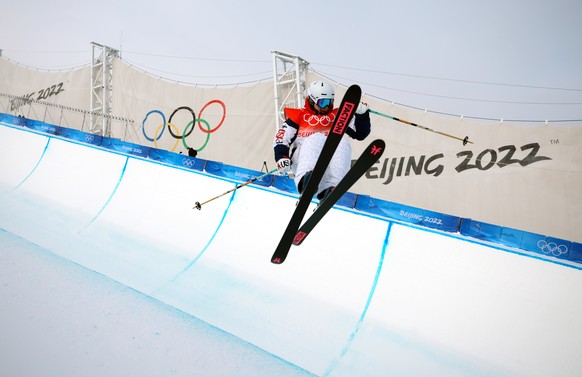 epa09764380 Devin Logan of the USA in action during the Women's Freestyle Skiing Halfpipe qualification at the Zhangjiakou Genting Snow Park at the Beijing 2022 Olympic Games, Zhangjiakou, China, 17 February 2022.  EPA/DIEGO AZUBEL