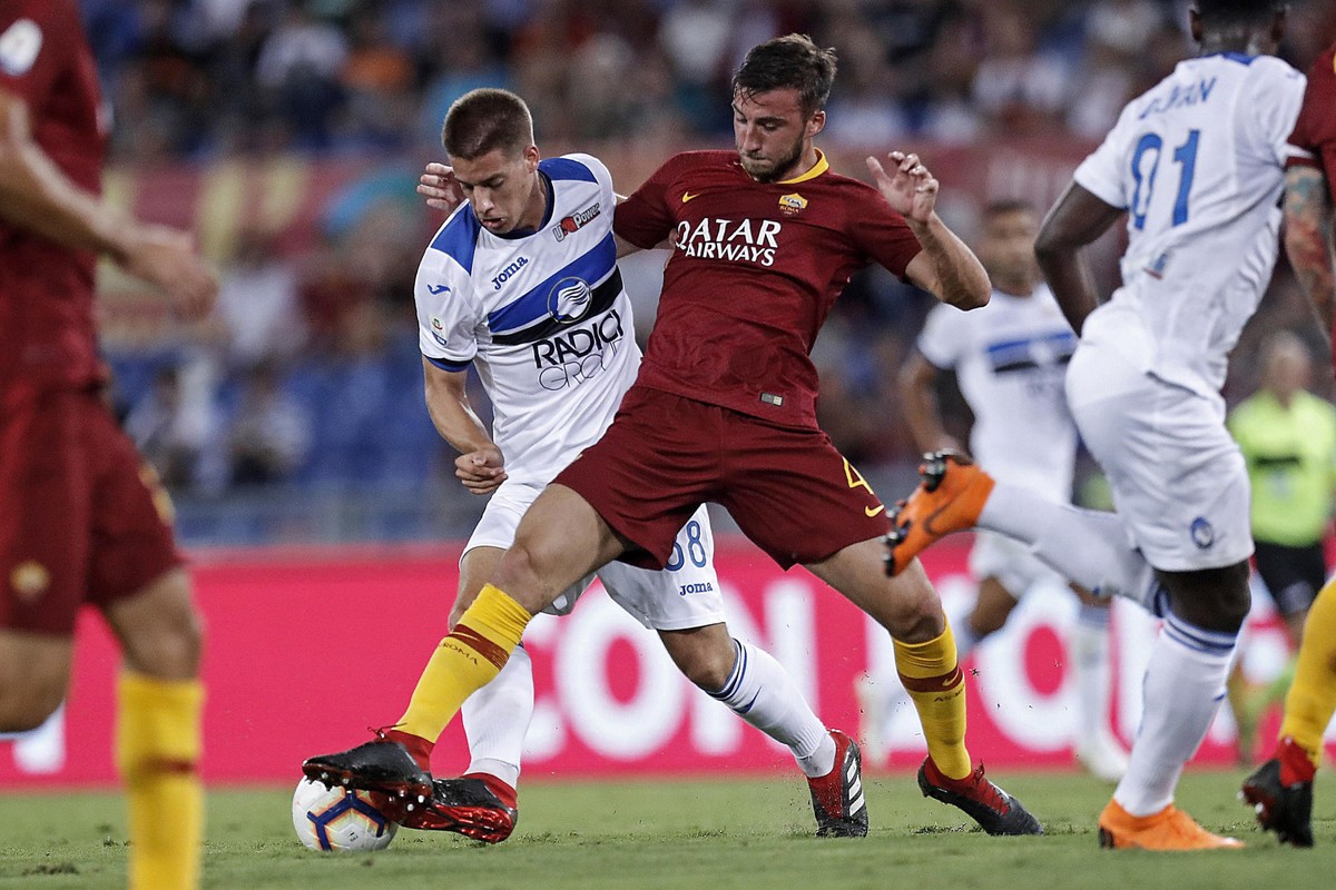 epa06977200 Roma's Bryan Cristante (R) in action against Atalanta's Mario Pasalic during the Serie A soccer match between AS Roma and Atalanta at the Olimpico stadium in Rome, Italy, 27 Augu ...