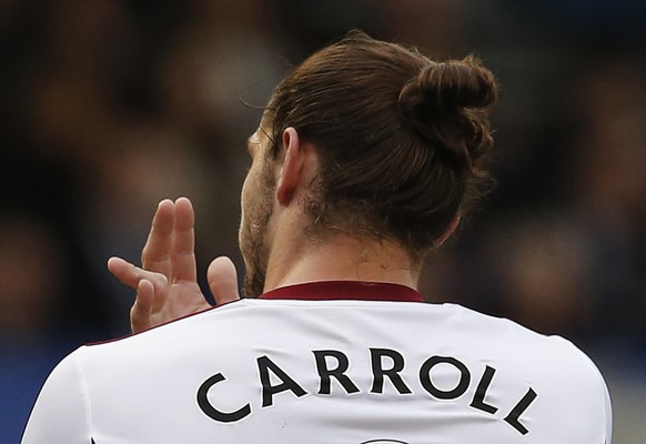Nach einer Sperre wird West-Ham-Stürmer Andy Carroll beim Spiel gegen Everton in der 25. Minute eingewechselt. Dann kommt es zu dieser Gruselszene – Carroll renkt sich den Finger aus. Schon wieder Feierabend? Mitnichten. Carroll&nbsp;lässt sich kurz an der Seitenlinie behandeln und spielt anschliessend weiter. (dux)