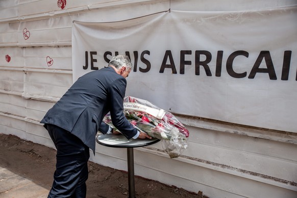 Bundesrat Burkhalter legt am Ort des Attentats Blumen nieder.&nbsp;