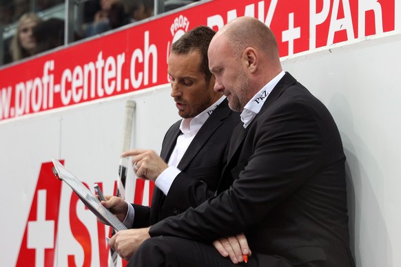 Passend zur Werbung im Hintergrund: Trainer Fischer und sein Assistent Peter&nbsp;Andersson sind geflogen.