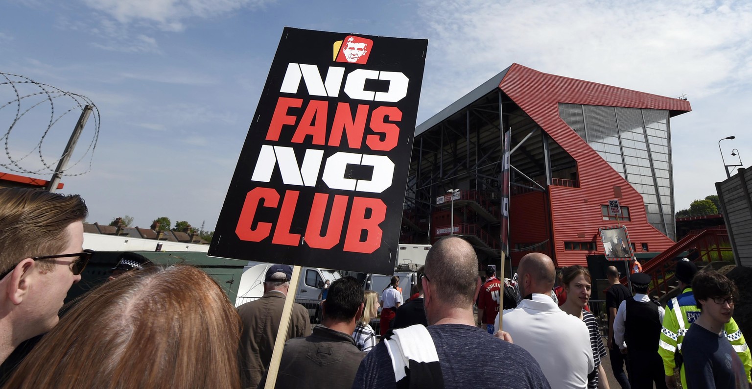 Britain Soccer Football - Charlton Athletic v Burnley - Sky Bet Football League Championship - The Valley - 7/5/16
Charlton fans protest against owner Roland Duchatelet before the match
Mandatory Cr ...