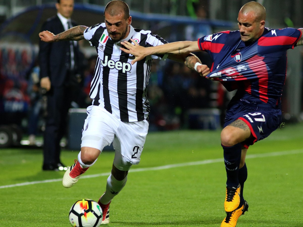 epa06677876 Crotone's Bruno Martella (R) and Juventus' Stefano Sturaro in action during the Italian Serie A soccer match FC Crotone vs Juventus FC at Ezio Scida stadium in Crotone, Italy, 18 ...