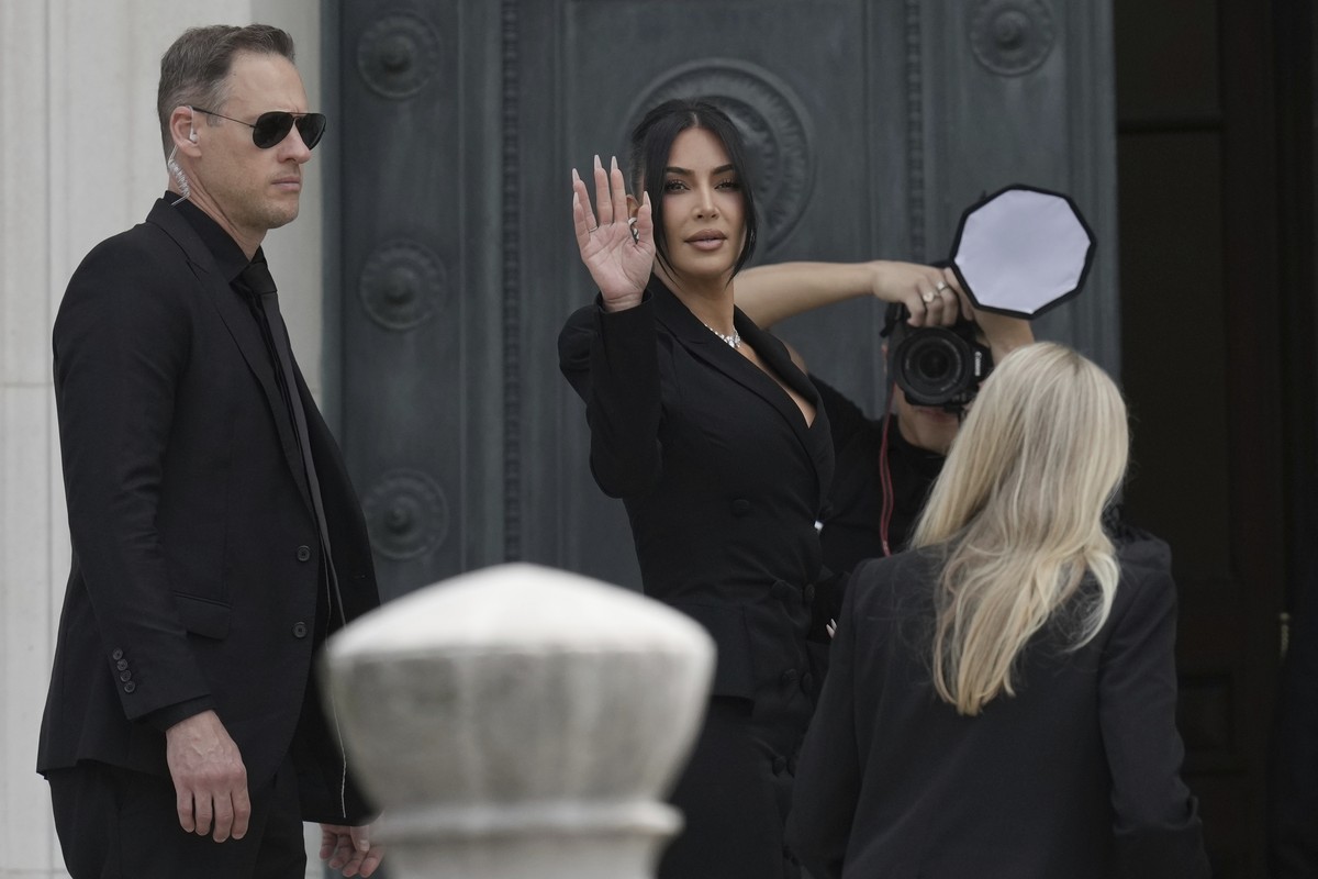 Kim Kardashian waves as she arrives to testify regarding a robbery of millions of dollars in jewels from her Paris hotel room in 2016, in Paris, Tuesday, May 13, 2025. (AP Photo/Aurelien Morissard)
Fr ...