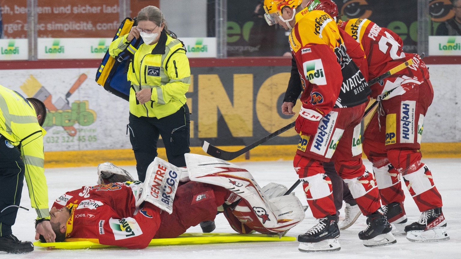 Biels Torhueter Joren Van Pottelberghe wird verletzt vom Eis gefuehrt im Eishockey Meisterschaftsspiel der National League zwischen dem EHC Biel und dem EV Zug, am Samstag, 12. Maerz 2022, in der Tiss ...