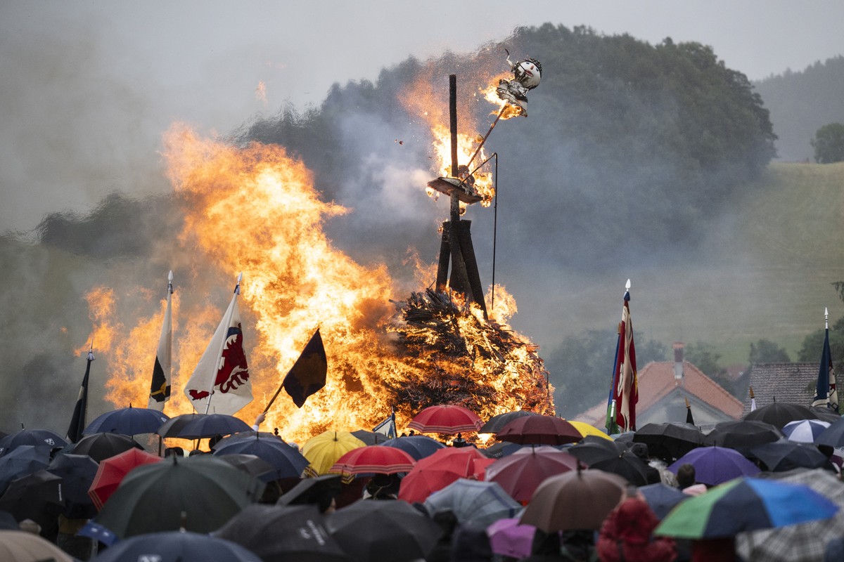 epaselect epa11430763 A Boeoegg figure burns in Heiden, Switzerland, 22 June 2024. The Sechselaeuten (ringing of the six o'clock bells) is a traditional end of winter festival with the burning of ...