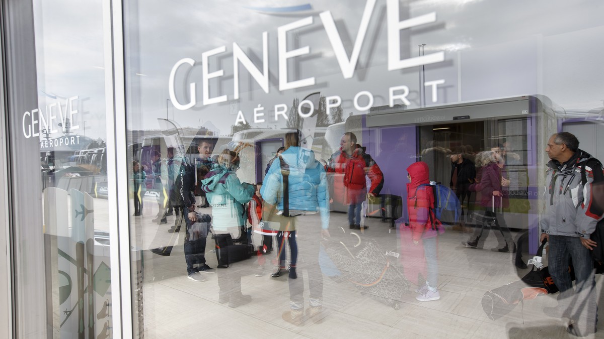 ARCHIV - ZUR STUDIE DES REISEBUEROVERBANDES ZUM REISEGESCHAEFT 2016/17 STELLEN WIR IHENEN DIESES ARCHIVBILD ZUR VERFUEGUNG - Flight passengers, with their luggage and ski bags, arrive in the terminal  ...