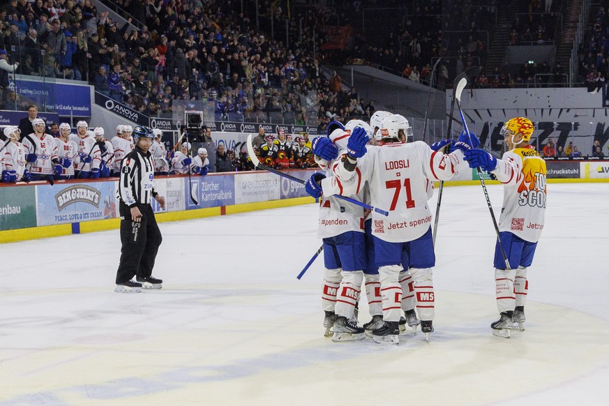 EHC Kloten PostFinance Top Scorer Jonathan Ang und seine Mitspieler feiern das 3-2 waehrend dem Eishockey-Meisterschaftsspiel der National League zwischen dem EHC Kloten und dem SC Bern am Sonntag, 5. ...