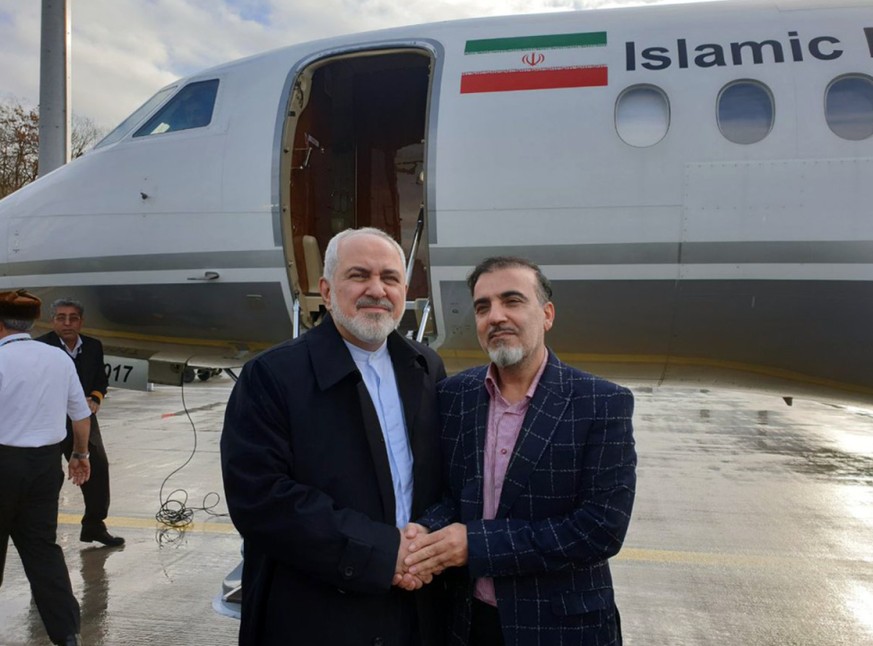 Irans Aussenminister Mohammed Dschawad Sarif mit dem freigelassenen iranischen Professor Massud Soleimani am Flughafen Zürich.