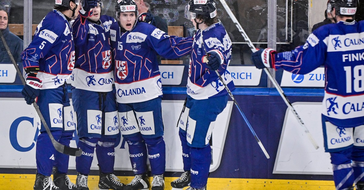 Fink-schiesst-College-Team-mit-einem-Hattrick-in-den-Spengler-Cup-Final