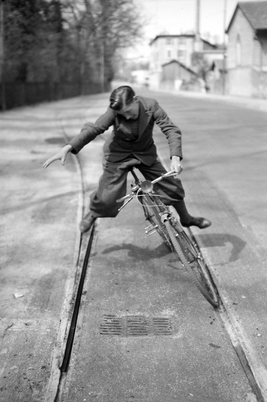 Ein Radfahrer gerat in die Tramschiene und scheint zu stuerzen, aufgenommen in Genf um 1940. (KEYSTONE/PHOTOPRESS-ARCHIV/Str)