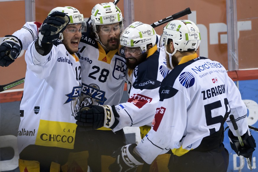 Zugs Yannick-Lennart Albrecht, zweite-links, jubelt nach seinem Tor (2-1) mit Zugs Yannick Zehnder, links, Zugs Fabian Schnyder, zweite-rechts, und Zugs Jesse Zgraggen, rechts, im ersten Eishockey Pla ...