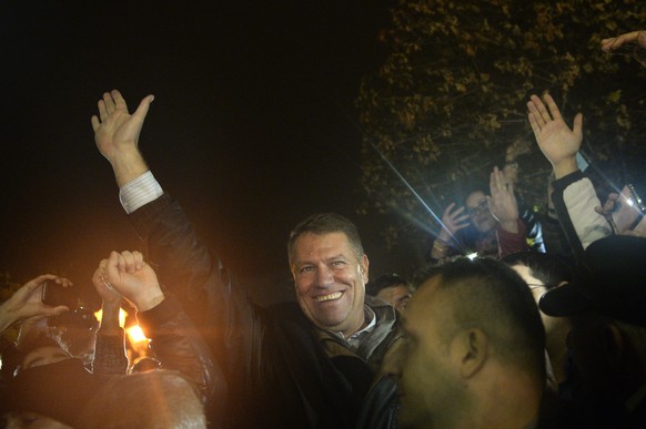 Klaus Iohannis winkt seinen Anhängern siegessicher zu.&nbsp;