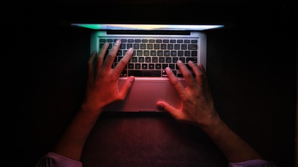 Spion Spionage Laptop Shutterstock Symbolbild