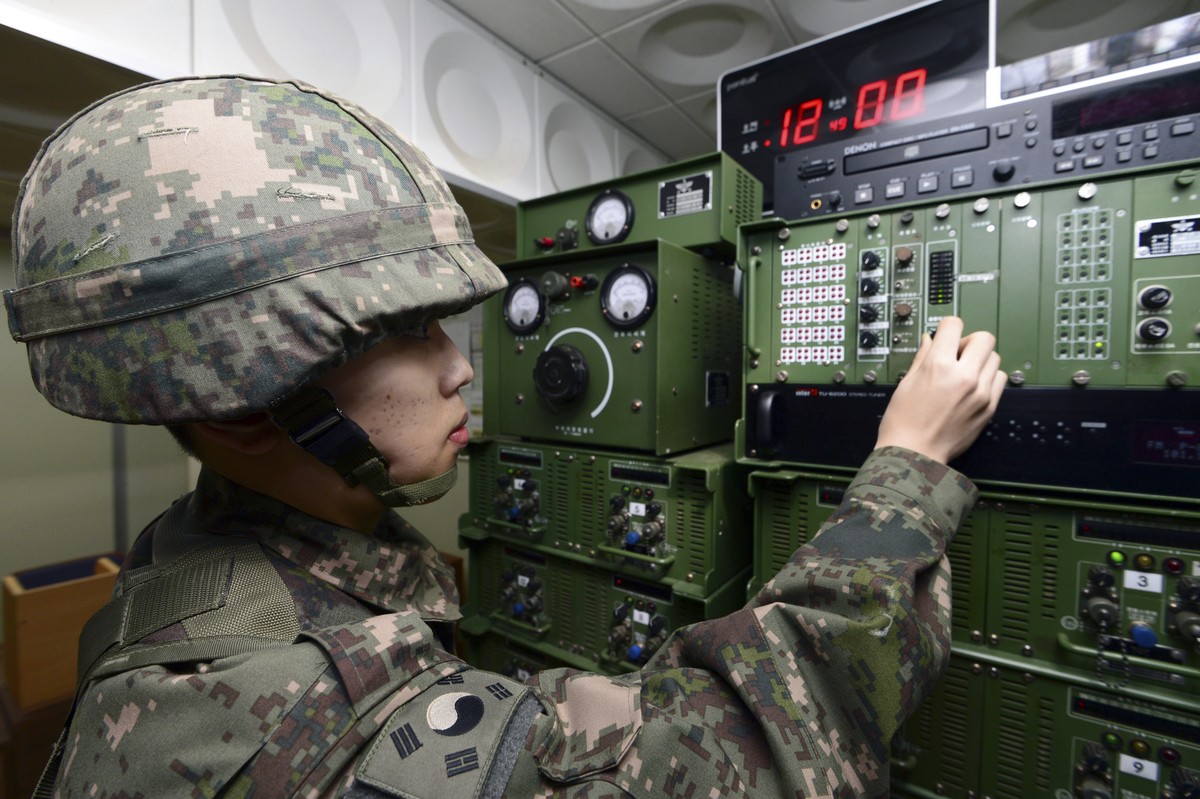 Ein südkoreanischer Soldat werkelt an der Anlage für die Beschallung Nordkoreas.
