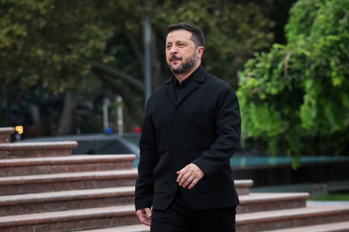 Ukraine's President Volodymyr Zelenskyy arrives for a welcoming ceremony in Moldova as the country celebrates the 35th Independence Day, in Chisinau, Moldova, Thursday, Aug. 27, 2026. (AP Photo/A ...