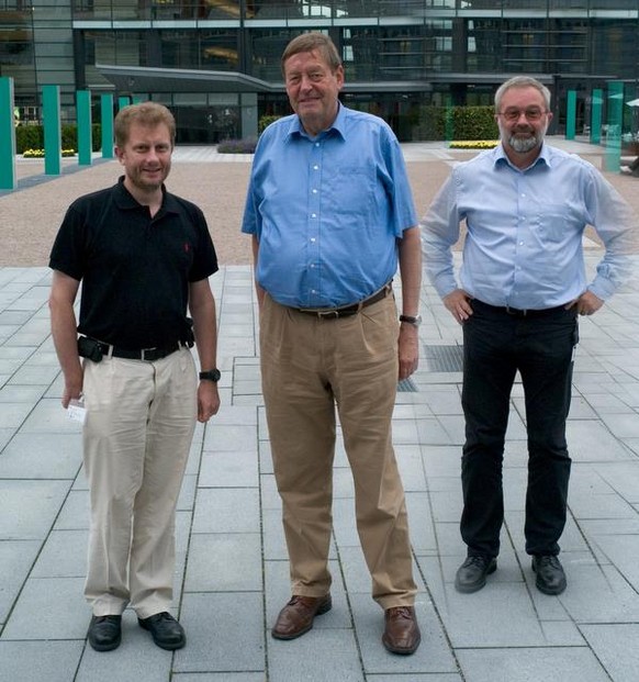 Der deutsche Mobilfunkpionier Friedhelm Hillebrand (Mitte) gilt neben Finn Trosby (rechts), Kevin Holly (links) und weiteren als Miterfinder des SMS.