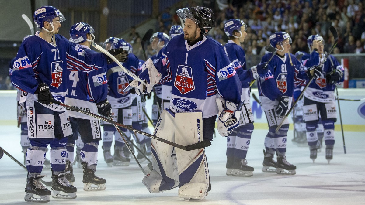 EHC Buelach Torhueter Gianluca Hauser wird von seinen Mitspielern gefeiert nach dem Eishockey 1/16 Final Cupspiel zwischen dem EHC Buelach und den ZSC Lions am Mittwoch, 19. September 2018, in Buelach ...