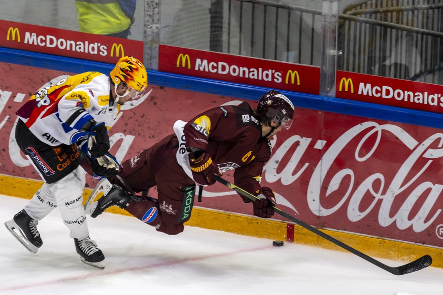 PostFinance Top Scorer Sandro Schmid (HCFG), gauche, lutte pour le puck avec Markus Granlund (GSHC), droite, lors du match du championnat suisse de hockey sur glace de National League entre Geneve-Ser ...