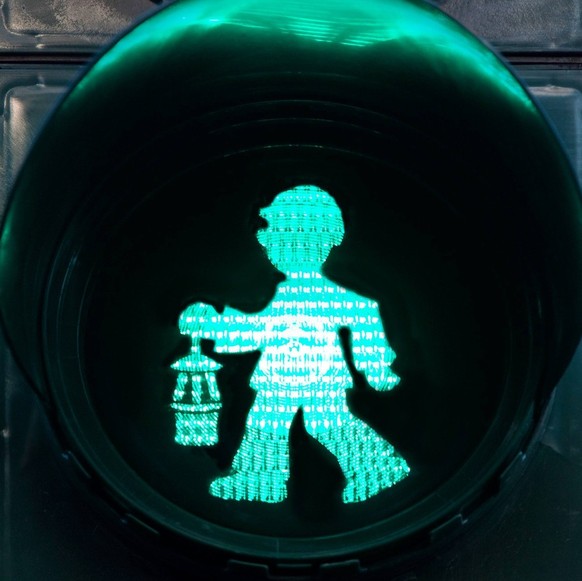 rote und gruene Fussgaengerampel, Ampelmaennchen als Bergmann mit Grubenlampe, Deutschland, NRW, Ruhrgebiet, Duisburg red and green pedestrian lights, little traffic-light men in shape of a miner with ...