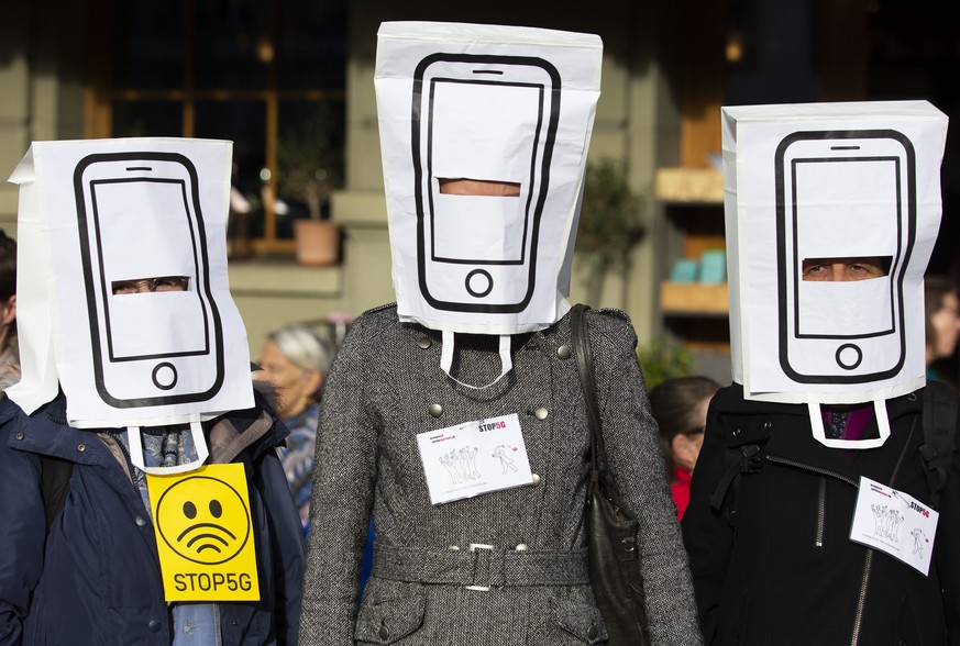 Demonstranten protestieren gegen den Ausbau des 5G-Netzes, bei der nationalen Kundgebung &quot;Stop 5G&quot;, am Freitag, 10. Mai 2019 in Bern. (KEYSTONE/Peter Klaunzer)