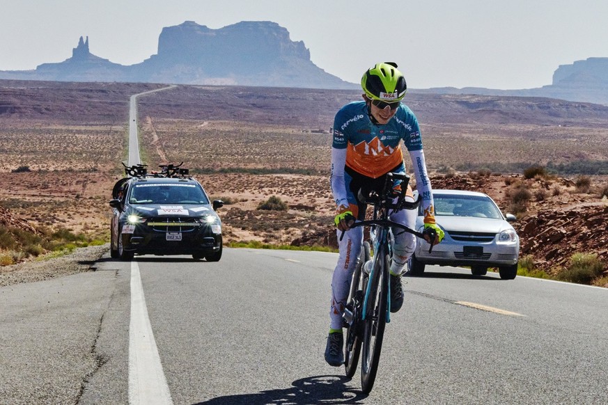 HANDOUT - Swiss extreme athlete Nicole Reist on her way to her third victory at the Race Across America on June 16, 2022 in Monument Valley, Utah, United States.  (NICOLE TRAVELS ULTRACYCLING/Noah dies) ...