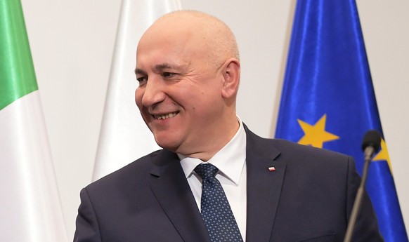 epa07271250 Polish Minister of Interior and Administration Joachim Brudzinski (R) shake hands with Deputy Prime Minister and Minister of Internal Affairs of Italy Matteo Salvini (L) at a press confere ...