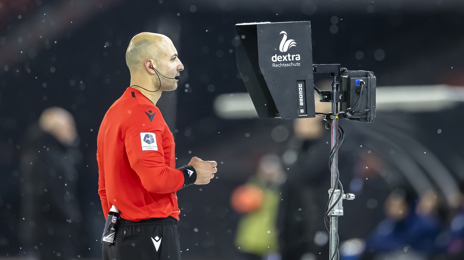 Schiedsrichter Luca Cibelli schaut zum VAR-Bildschirm im Fussball Meisterschaftsspiel der Super League zwischen dem Grasshopper Club Zuerich und dem BSC Young Boys Bern im Letzigrund Stadion, am Samst ...