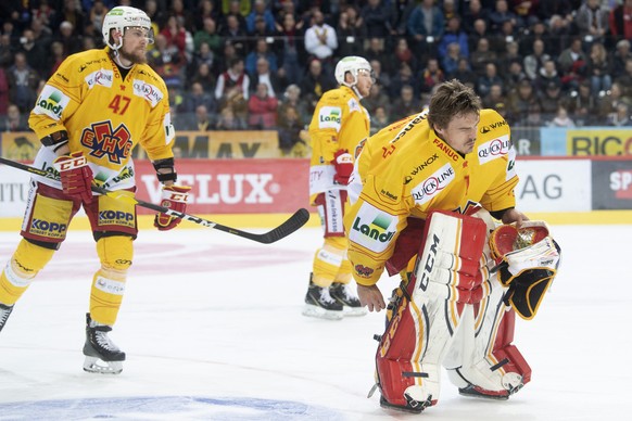 Biels Goalie Jonas Hiller verlaesst verletzt das Eis, waehrend dem siebten Playoff Halbfinalspiel der National League, zwischen dem SC Bern und dem EHC Biel, am Dienstag 9. April 2019 in der Postfinan ...