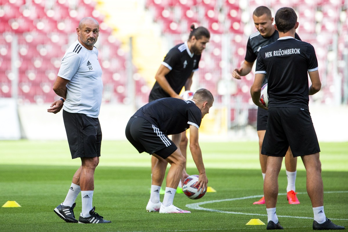 epa08627002 MFK Ruzomberok head coach Jan Haspra (L) leads his team's training session in Geneva, Switzerland, 26 August 2020. MFK Ruzomberok will face Servette FC in their UEFA Europa League fir ...