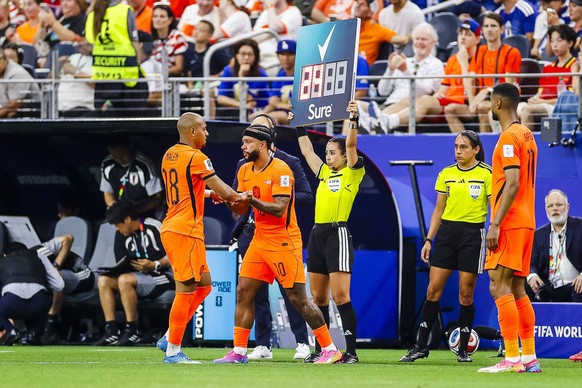 DALLAS, 14-06-2026, Dallas AT&amp;T Stadium, World Cup 2026 Match between Netherlands and Japan. Picture shows player substitution Netherlands player Memphis Depay for Netherlands player Donyell Malen ...