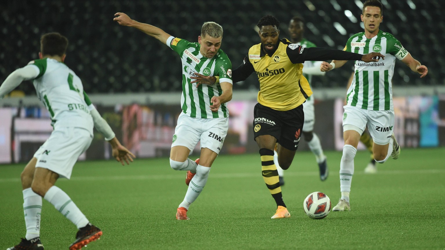 Fussball Super League: BSC Young Boys - FC St.Gallen 1879 08.11.2020, Bern, Stadion Wankdorf, Fussball Super League: BSC Young Boys - FC St.Gallen 1879, 6 Basil Stillhart St. Gallen gegen 21 Ulisses G ...