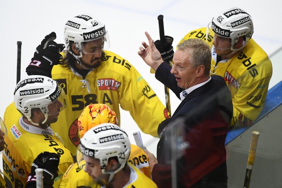 Bern&#039;s coach Kari Jalonen instructs his players during the preliminary round game of National League A (NLA) Swiss Championship 2016/17 between HC Lugano and SC Bern, at the ice stadium Resega in ...