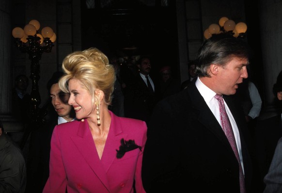 I5855.DONALD AND IVANA TRUMP 04/1990.EASTER AT THE PLAZA. / PHOTOS - ZUMAbu2_