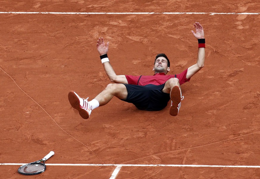 Novak Djokovic lässt sich fallen: Der Karriere-Slam ist perfekt.