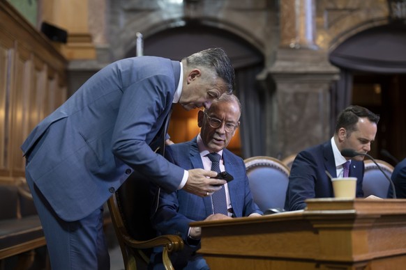 Hans Wicki, FDP-NW, links, und Hannes Germann, SVP-SH, Mitte, sprechen neben Damian Mueller, FDP-LU, rechts, waehrend der Fruehlingssession der Eidgenoessischen Raete, am Mittwoch, 15. Maerz 2023 im S ...