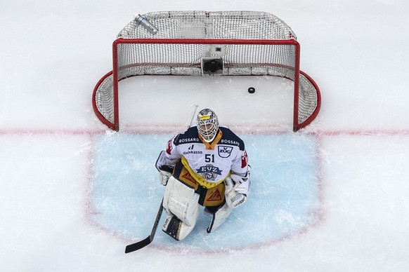 Zugs Torhueter Tobias Stephan kniet geschlagen am Boden im dritten Eishockey Playoff-Finalspiel der National League zwischen dem SC Bern und dem EV Zug, am Dienstag, 16. April 2019, in der PostFinance ...