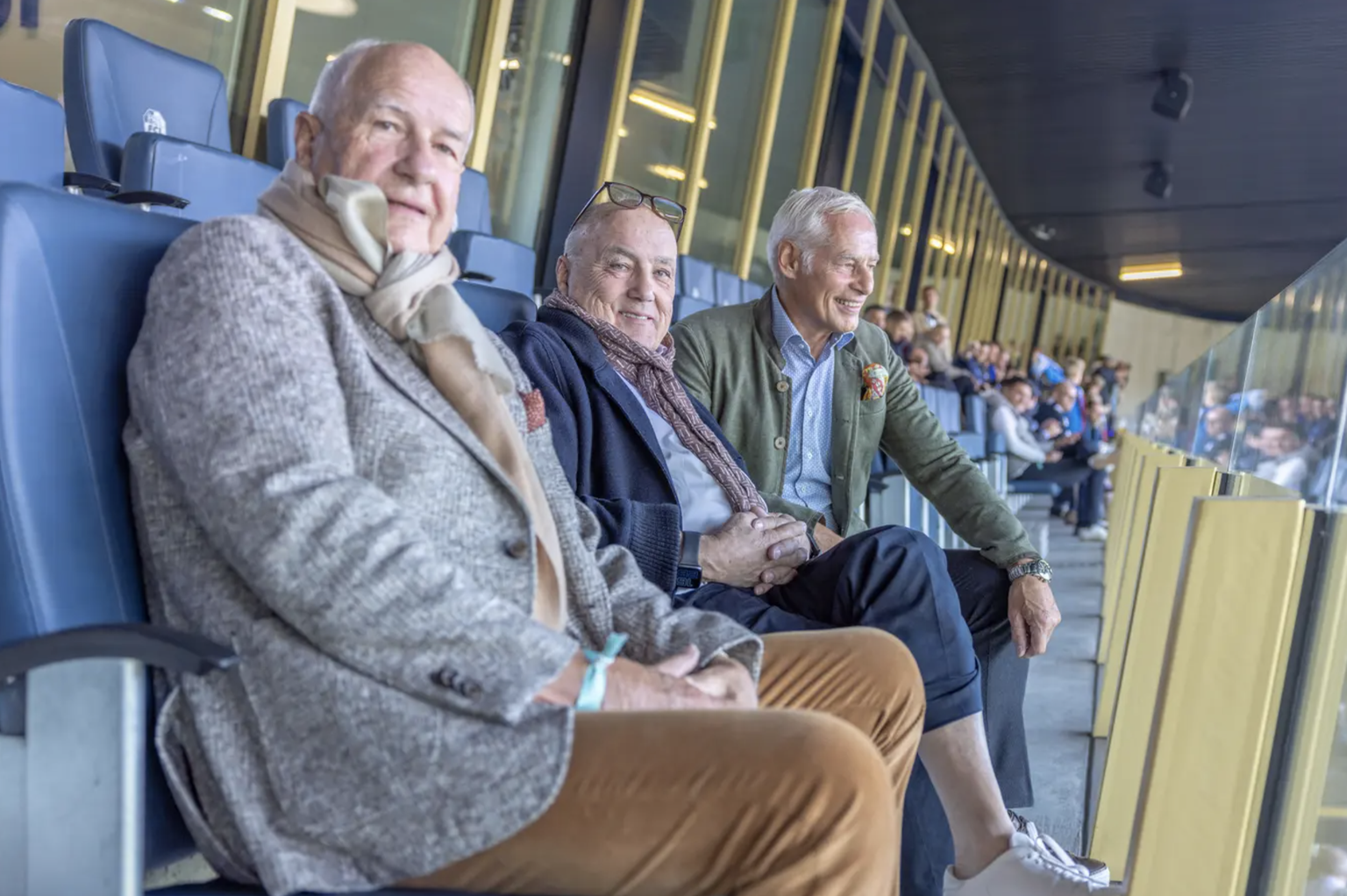 FCL-Aktionär Bernhard Alpstaeg (Mitte) besucht mit den Ex-Präsidenten Walter Stierli (links) und Ruedi Stäger (rechts) das Spiel des FC Luzern gegen Servette.