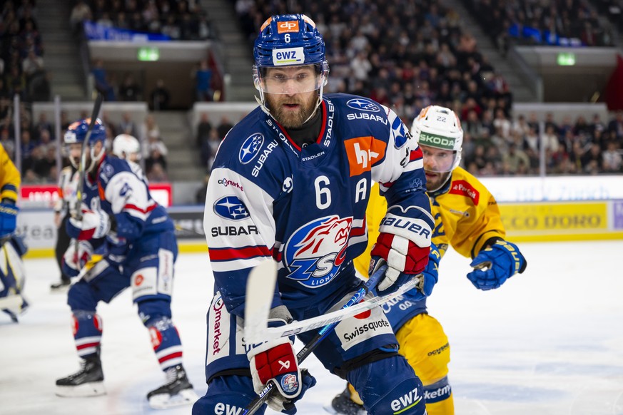 Yannick Weber (ZSC), links, kaempft um den Puck mit Brendan Lemieux (HCD), rechts, im vierten Spiel vom Playoff Halbfinal der Eishockey National League zwischen den ZSC Lions (ZSC) und dem HC Davos (H ...