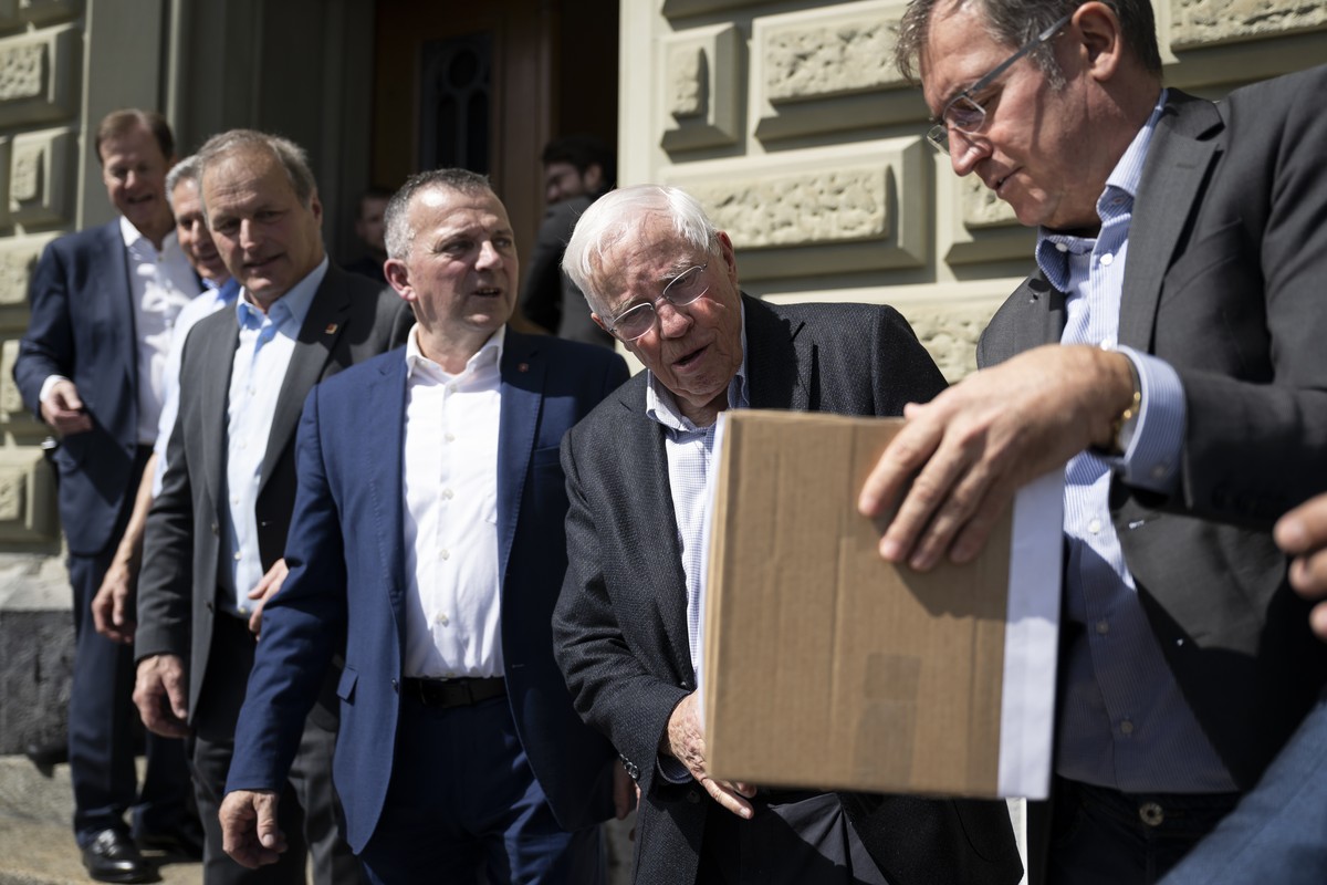 Christoph Blocher, alt Bundesrat und Initiant der Neutralitaetsinitiative, zweite-rechts, mit Nationalrat Roland Rino Buechel, SVP-SG, rechts, Walter Wobmann, alt Nationalrat, Praesident des Initiativ ...