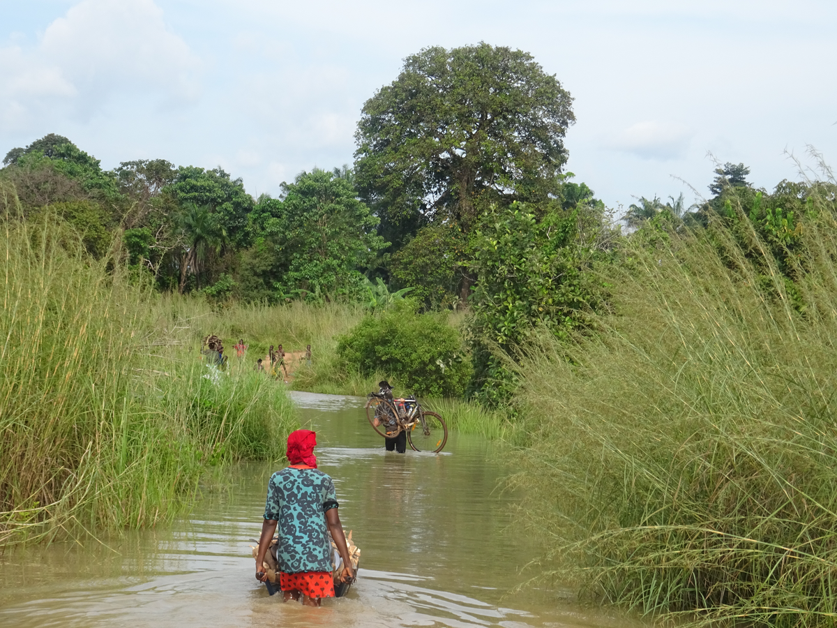 Bild 30
Nigeria, Benue State (04.11.2019):
Als wir in Nigeria genug von den verkehrsreichen Hauptstrassen hatten, entschieden wir uns nach Enugu mehr durch das Hinterland zu radeln. Dabei muss man sol ...