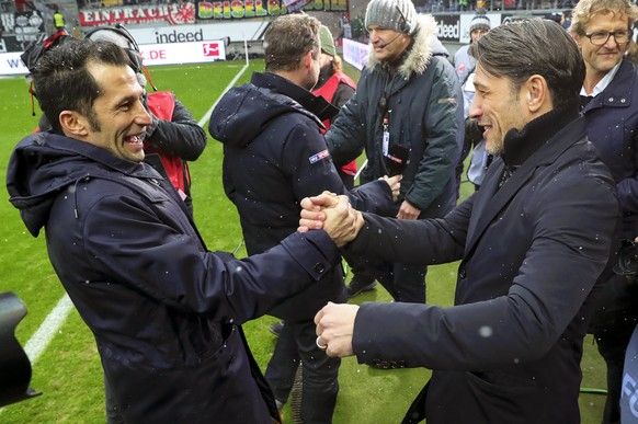 epa06378904 Frankfurt&#039;s head coach Niko Kovac (R) greets Bayern Munich&#039;s sports director Hasan Salihamidzic (L) before the German Bundesliga soccer match between Eintracht Frankfurt and FC B ...